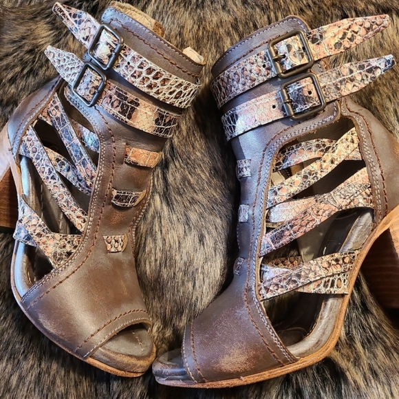 SOLD! Freebird by Steven Tiara Pink Snake Multi Size 7 RARE Heeled Sandals - Picture 3 of 9